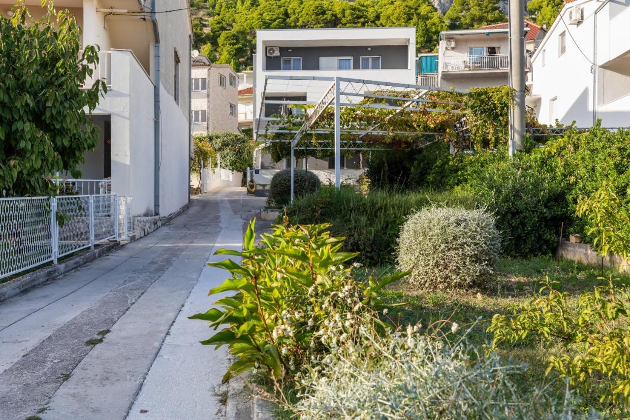 Apartments With A Parking Space Omis - 2745 Exterior foto